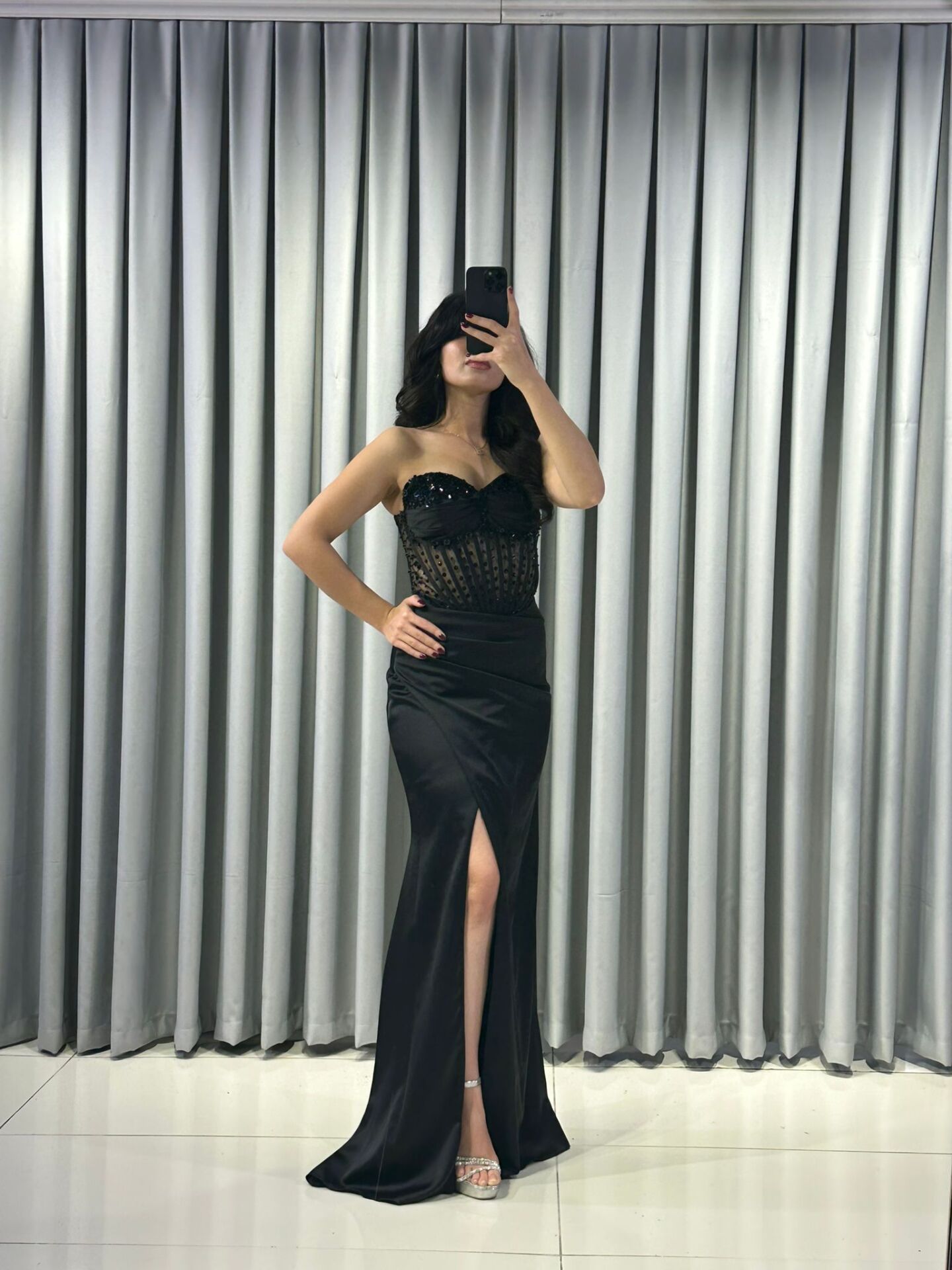 Korse tarzı transparan detaylı büstiyer Parlak, dökümlü saten kumaştan, önde yüksek yırtmaçlı uzun etek abiyen 42