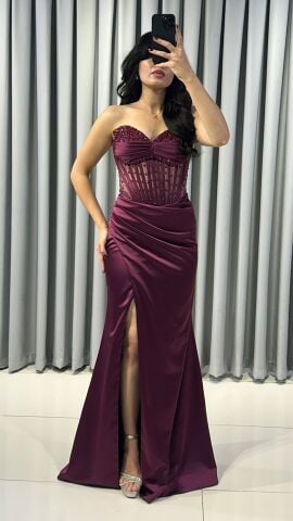 Korse tarzı transparan detaylı büstiyer Parlak, dökümlü saten kumaştan, önde yüksek yırtmaçlı uzun etek abiyen 44