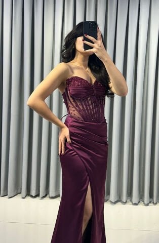 Korse tarzı transparan detaylı büstiyer Parlak, dökümlü saten kumaştan, önde yüksek yırtmaçlı uzun etek abiyen 44