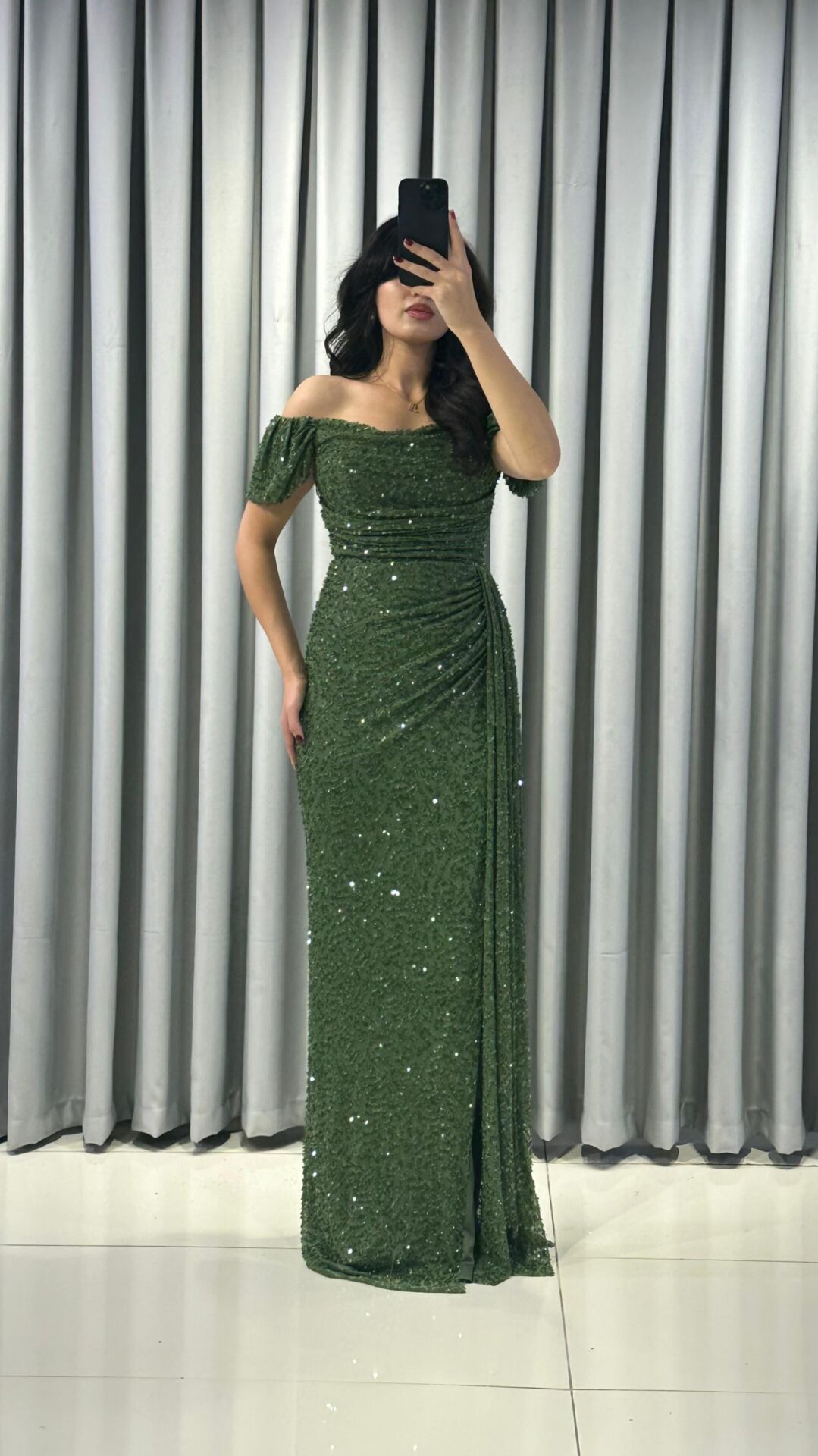 Baştan sona pullu ve payetli, parlak bir görünüme sahip Omuzları açık (kayık yaka veya düşük omuz) bir kesime sahip Bel ve kalça hizasında drapeli yüksek yırtmaç detaylı abiye 48 - YEŞİL