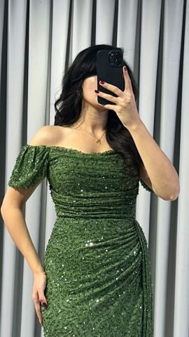 Baştan sona pullu ve payetli, parlak bir görünüme sahip Omuzları açık (kayık yaka veya düşük omuz) bir kesime sahip Bel ve kalça hizasında drapeli yüksek yırtmaç detaylı abiye 48 - YEŞİL