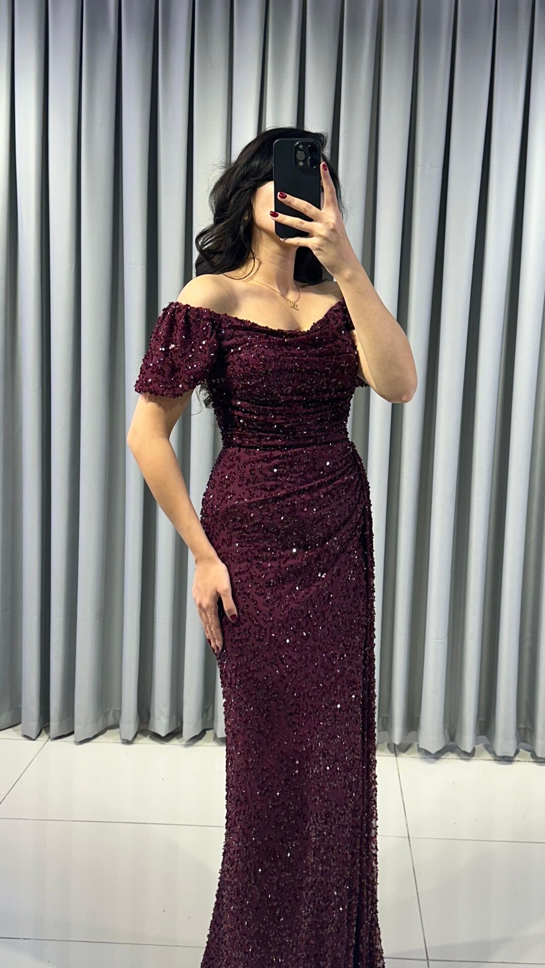 Baştan sona pullu ve payetli, parlak bir görünüme sahip Omuzları açık (kayık yaka veya düşük omuz) bir kesime sahip Bel ve kalça hizasında drapeli yüksek yırtmaç detaylı Bordo Abiye 42