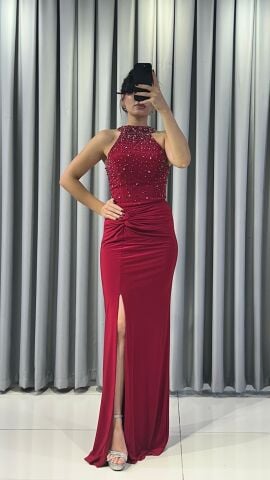 Halter yaka (yüksek, boyundan bağlamalı)Yoğun boncuk ve taş işlemeli (parlak/ışıltılı) Vücuda oturan, yüksek yırtmaçlı uzun etek Yırtmacın hemen üstünde büzgülü/düğüm görünümlü Kırmızı  Abiye 42 - Kırmızı