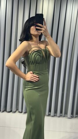 Vücuda oturan, düz kesimli, yere kadar uzanan korse üstlü uzun Yeşil Abiye elbise. 42