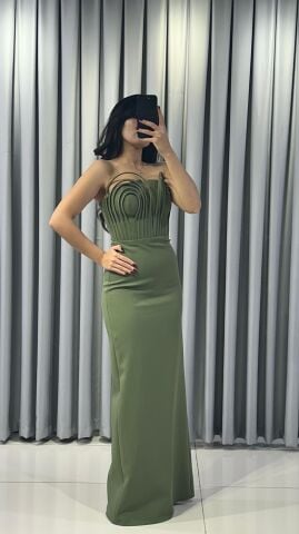 Vücuda oturan, düz kesimli, yere kadar uzanan korse üstlü uzun Yeşil Abiye elbise. 42
