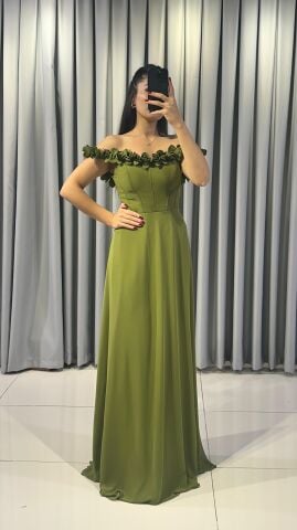 Madonna yaka, uzun abiye elbise Omuz ve yaka kısmında çiçek Bele oturan, A kesim Yeşil Abiye Elbise 42