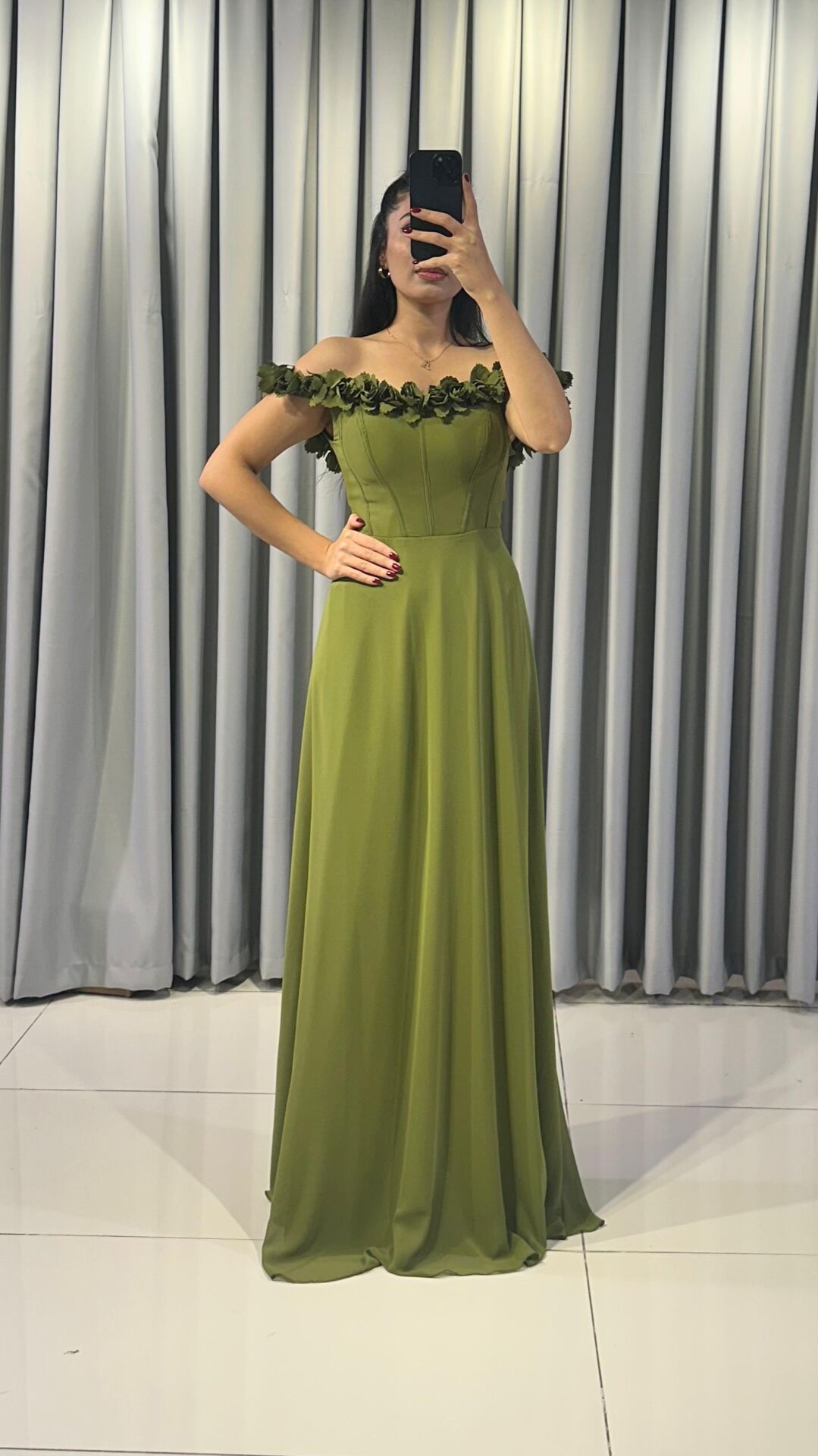 Madonna yaka, uzun abiye elbise Omuz ve yaka kısmında çiçek Bele oturan, A kesim Yeşil Abiye Elbise 42