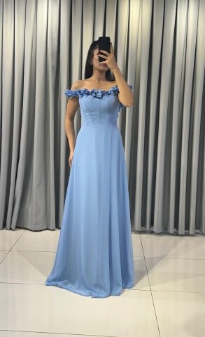 Madonna yaka, uzun abiye elbise Omuz ve yaka kısmında çiçek Bele oturan, A kesim Mavi Abiye Elbise 42