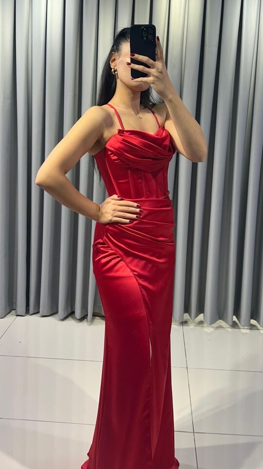 Uzun yırtmaçlı Saten korse ve yırtmaç detaylı, parlak Kırmızı Abiye 40