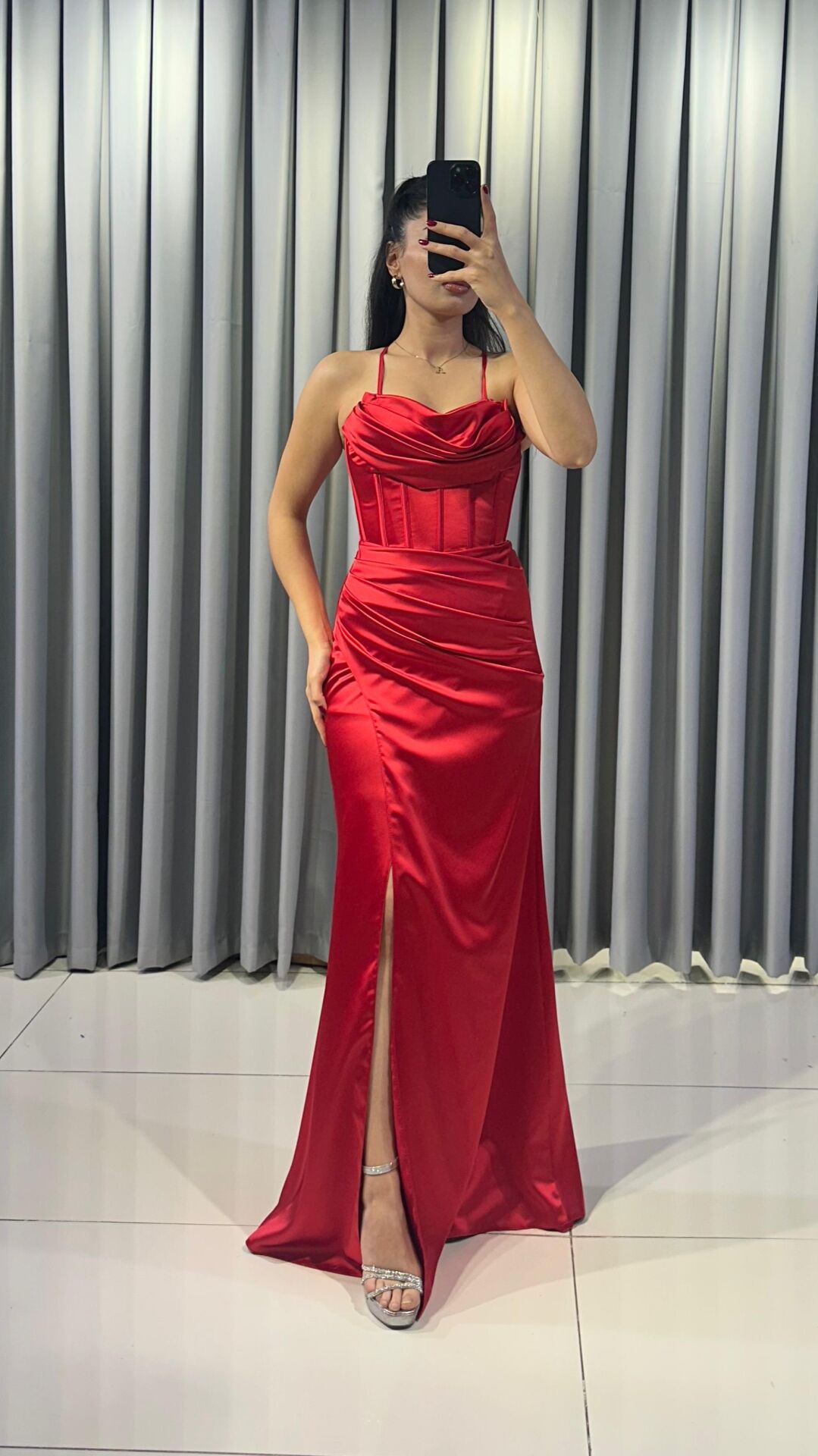 Uzun yırtmaçlı Saten korse ve yırtmaç detaylı, parlak Kırmızı Abiye 40