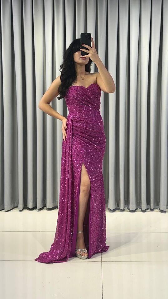 Baştan sona ışıltılı ve pullu Göğüs kısmında büzgülü ve vücudu saran kesim; yan kısımda, yırtmacın hemen yanında toplanmış, asimetrik bir etek detaylı Pembe  Abiye 40