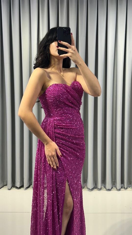 Baştan sona ışıltılı ve pullu Göğüs kısmında büzgülü ve vücudu saran kesim; yan kısımda, yırtmacın hemen yanında toplanmış, asimetrik bir etek detaylı Pembe  Abiye 40