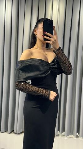 Omuzları açık (straplez/kayık yaka) ve büst kısmında fiyonk veya büzgü detayı olan, midi/uzun boy dar kesim Kolları siyah dantel veya şeffaf, desenli tül abiye elbise 42