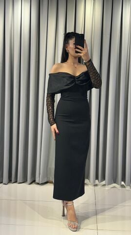 Omuzları açık (straplez/kayık yaka) ve büst kısmında fiyonk veya büzgü detayı olan, midi/uzun boy dar kesim Kolları siyah dantel veya şeffaf, desenli tül abiye elbise 42