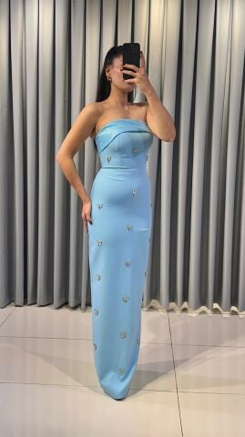 Straplez, fular yakalı ve vücuda oturan parlak taşlarla işlenmiş arı figürleri şeklinde süslemeler Mavi Abiye elbise 44