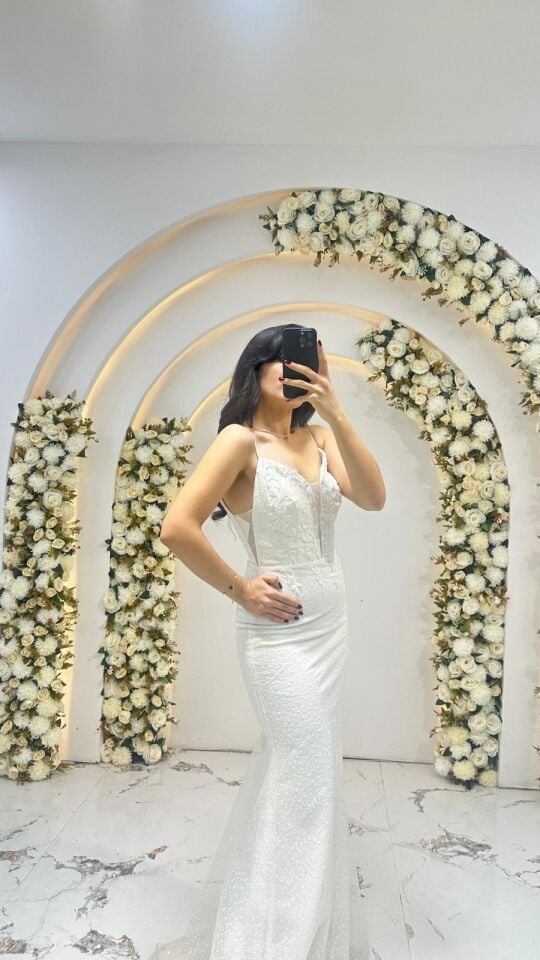 İnce askılı ve derin V dekolteli üst kısım; göğüs dekoltesinde transparan tül detayı mevcuttur Beyaz Nikah Abiye 42