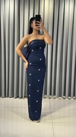 Straplez, fular yakalı ve vücuda oturan parlak taşlarla işlenmiş arı figürleri şeklinde süslemeli Lacivert Abiye Elbise 42