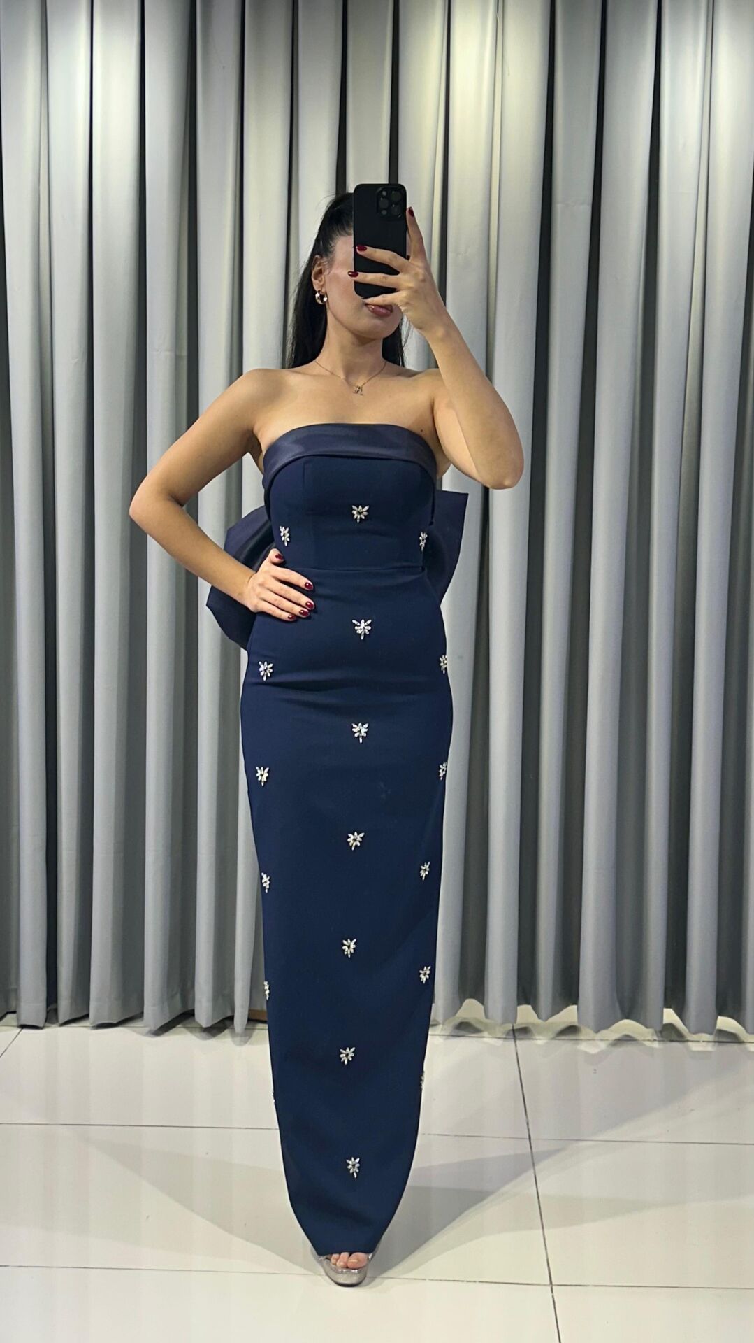 Straplez, fular yakalı ve vücuda oturan parlak taşlarla işlenmiş arı figürleri şeklinde süslemeli Lacivert Abiye Elbise 42