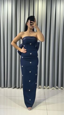 Straplez, fular yakalı ve vücuda oturan parlak taşlarla işlenmiş arı figürleri şeklinde süslemeli Lacivert Abiye Elbise 42