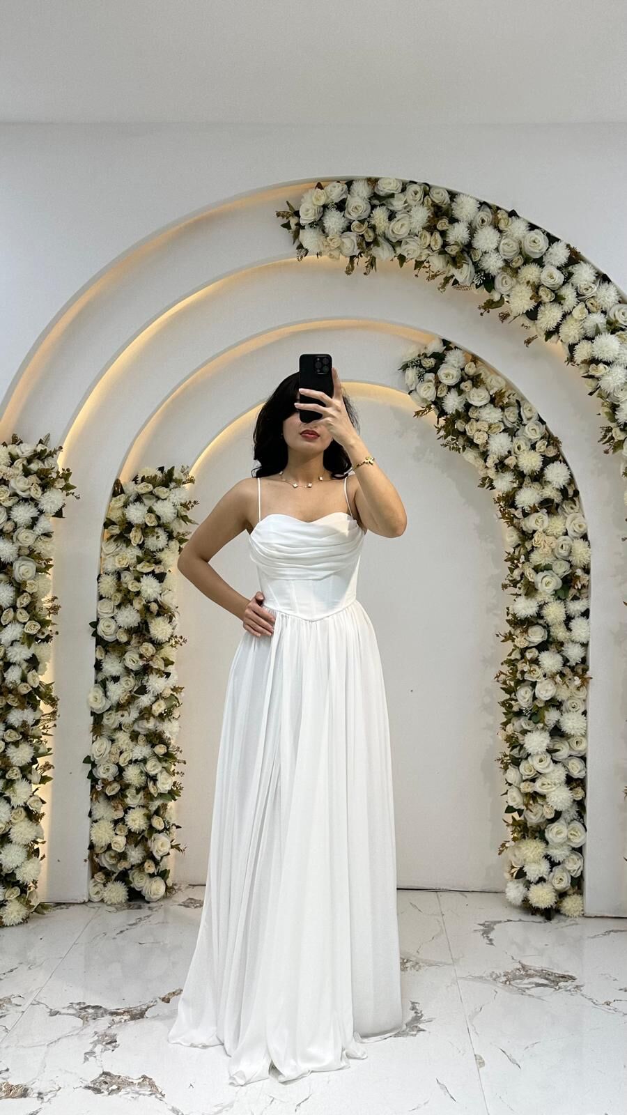 Belden aşağıya doğru dökümlü ve hafif pileli gelen, akışkan Helen kesim şifon Beyaz Nikah Abiye 42