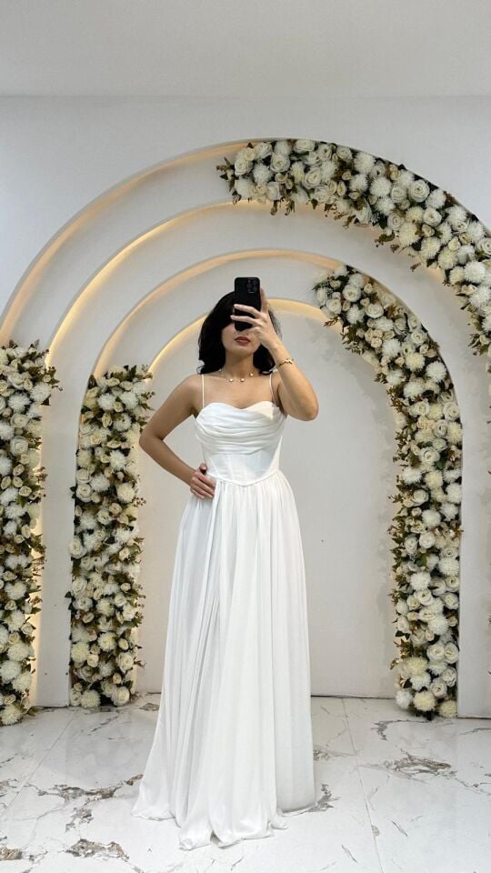 Belden aşağıya doğru dökümlü ve hafif pileli gelen, akışkan Helen kesim şifon Beyaz Nikah Abiye 42