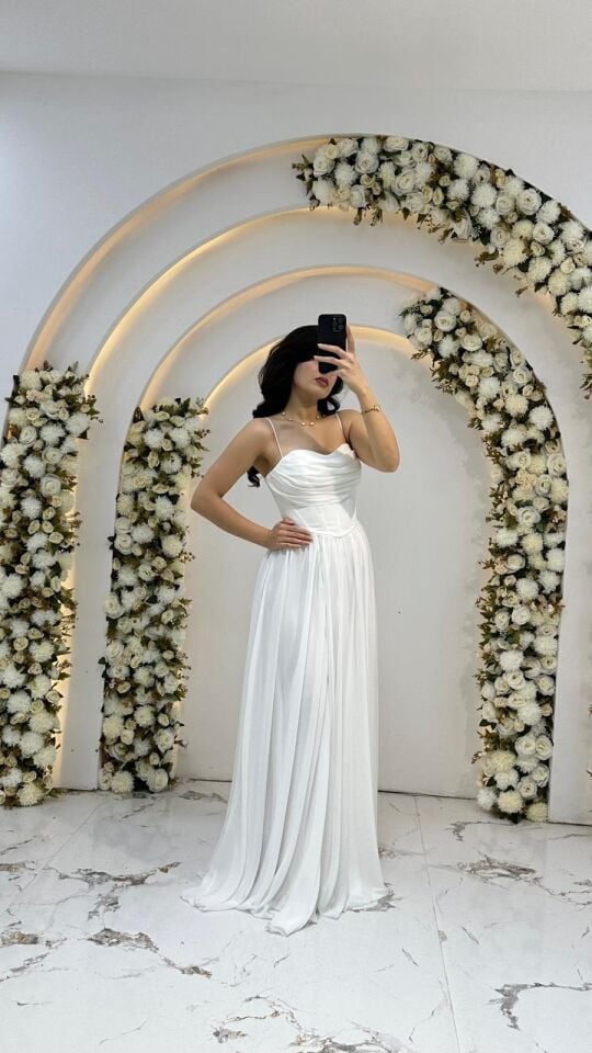 Belden aşağıya doğru dökümlü ve hafif pileli gelen, akışkan Helen kesim şifon Beyaz Nikah Abiye 42