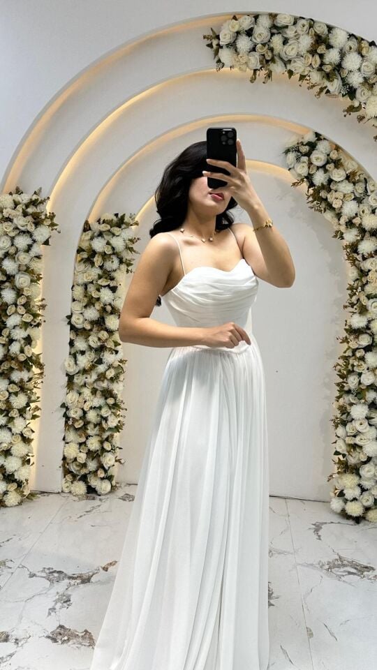 Belden aşağıya doğru dökümlü ve hafif pileli gelen, akışkan Helen kesim şifon Beyaz Nikah Abiye 42