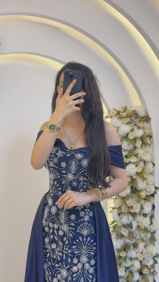 MONNA TAŞ İŞLEMELİ KAYIK YAKA BELDEN PELERİNLİ LACİVERT ABİYE