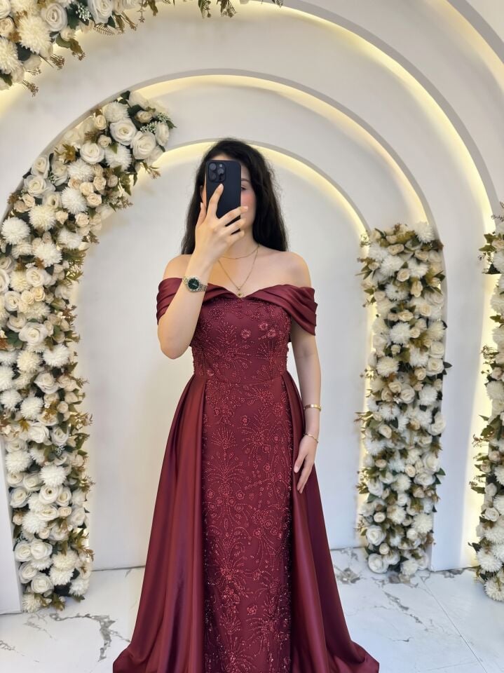 MONNA TAŞ İŞLEMELİ KAYIK YAKA BELDEN PELERİNLİ BORDO ABİYE