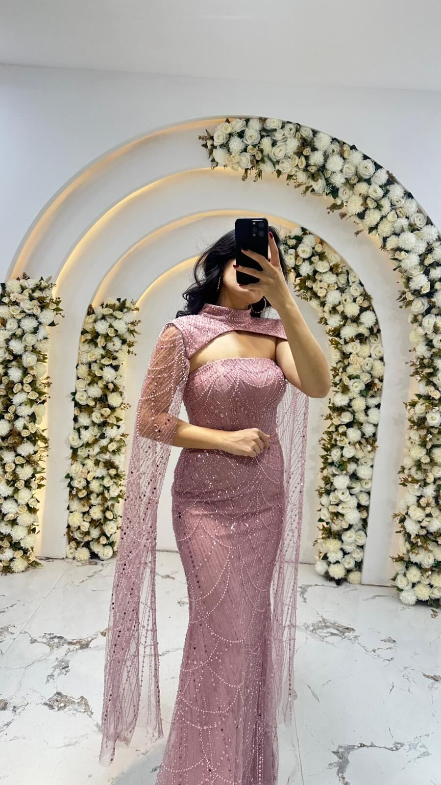 Elbisenin tamamı ışıltılı payet ve taş yaka tasarımı ve omuzlardan aşağı süzülen tül pelerin detayına sahip Pudra Pembe Abiye 42