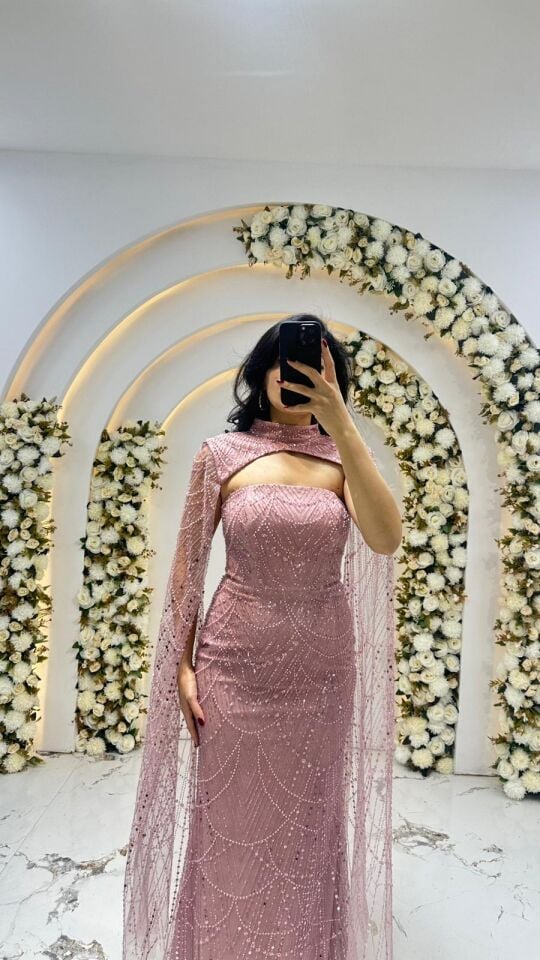 Elbisenin tamamı ışıltılı payet ve taş yaka tasarımı ve omuzlardan aşağı süzülen tül pelerin detayına sahip Pudra Pembe Abiye 42