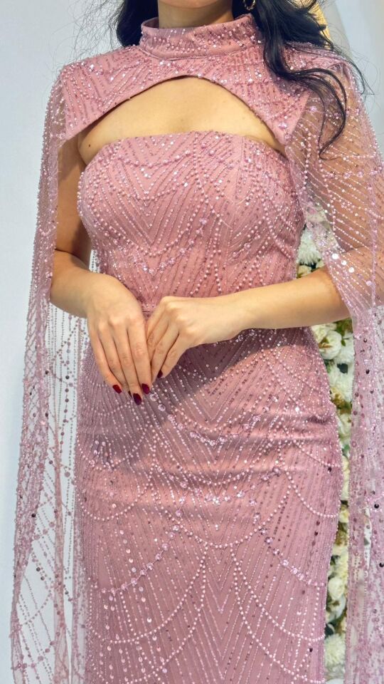 Elbisenin tamamı ışıltılı payet ve taş yaka tasarımı ve omuzlardan aşağı süzülen tül pelerin detayına sahip Pudra Pembe Abiye 42