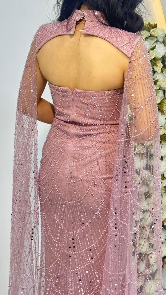 Elbisenin tamamı ışıltılı payet ve taş yaka tasarımı ve omuzlardan aşağı süzülen tül pelerin detayına sahip Pudra Pembe Abiye 42