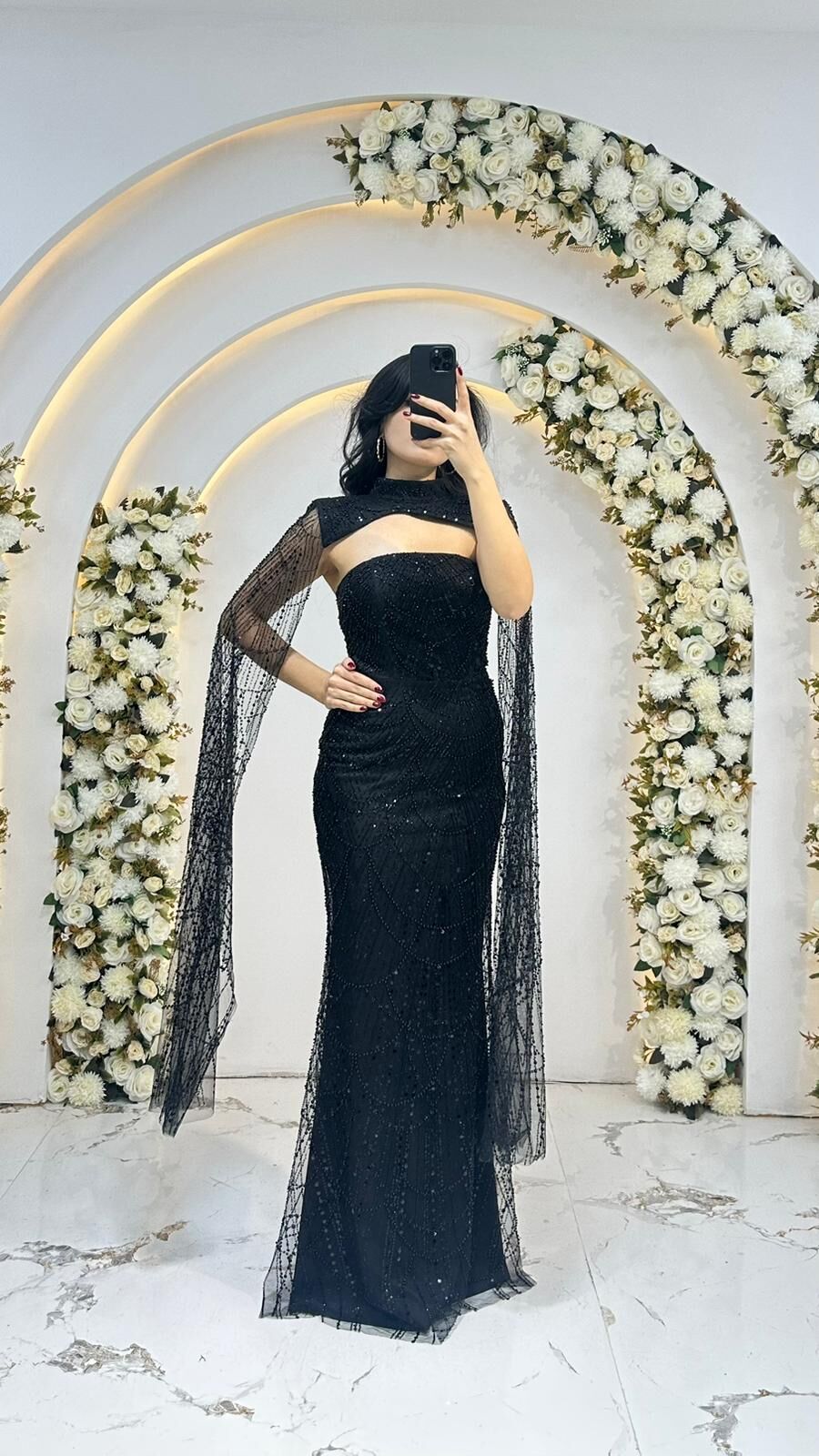 Elbisenin tamamı ışıltılı payet ve taş yaka tasarımı ve omuzlardan aşağı süzülen tül pelerin detayına sahip Siyah Abiye 42