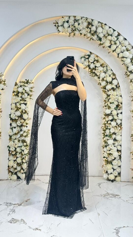 Elbisenin tamamı ışıltılı payet ve taş yaka tasarımı ve omuzlardan aşağı süzülen tül pelerin detayına sahip Siyah Abiye 42