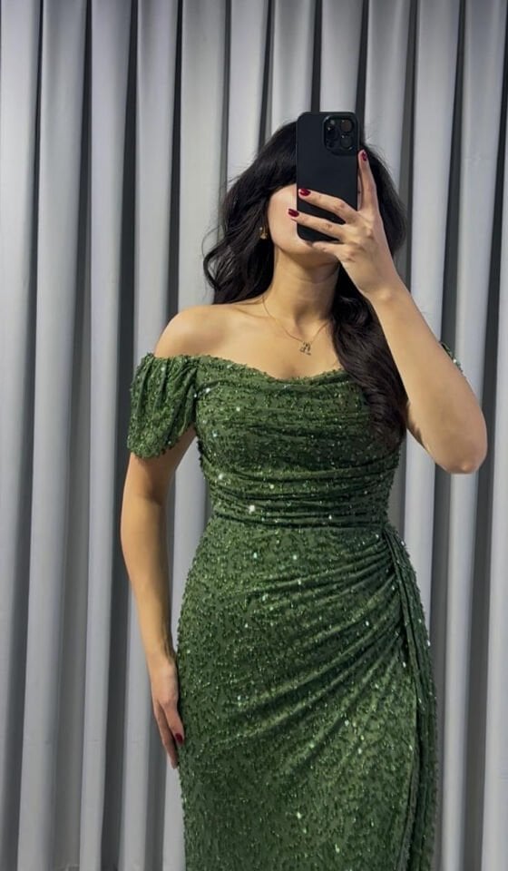 üm vücudu saran, vücut hatlarını belirginleştiren drapeli (büzgülü) bir yapısı vardır. Üzerinde yoğun işleme ve parıltılı payet Yeşil Abiye 38