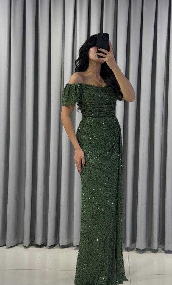 üm vücudu saran, vücut hatlarını belirginleştiren drapeli (büzgülü) bir yapısı vardır. Üzerinde yoğun işleme ve parıltılı payet Yeşil Abiye 42