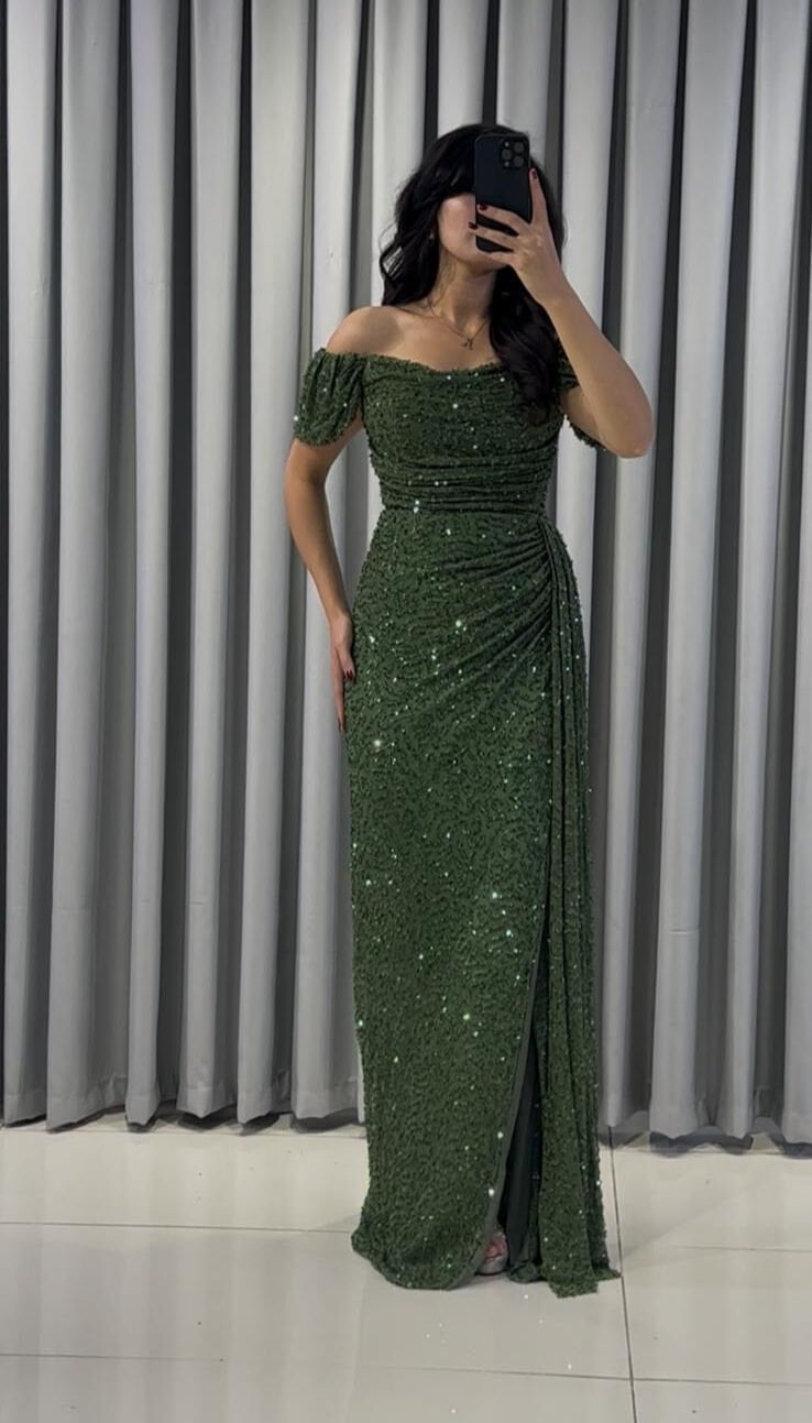 üm vücudu saran, vücut hatlarını belirginleştiren drapeli (büzgülü) bir yapısı vardır. Üzerinde yoğun işleme ve parıltılı payet Yeşil Abiye 38