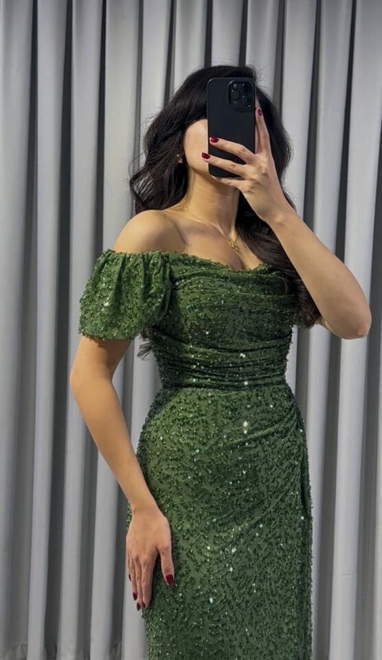 üm vücudu saran, vücut hatlarını belirginleştiren drapeli (büzgülü) bir yapısı vardır. Üzerinde yoğun işleme ve parıltılı payet Yeşil Abiye 38