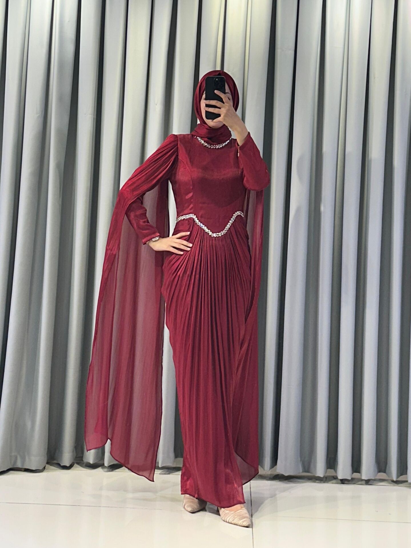 Uzun pelerin kollu, taş detaylı kemerli ve pileli Bordo Tesettür Abiye elbisedir. 38 - Kırmızı