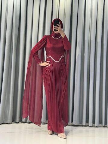 Uzun pelerin kollu, taş detaylı kemerli ve pileli Bordo Tesettür Abiye elbisedir. 44