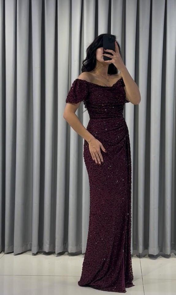 üm vücudu saran, vücut hatlarını belirginleştiren drapeli (büzgülü) bir yapısı vardır. Üzerinde yoğun işleme ve parıltılı payet Bordo  Abiye 50