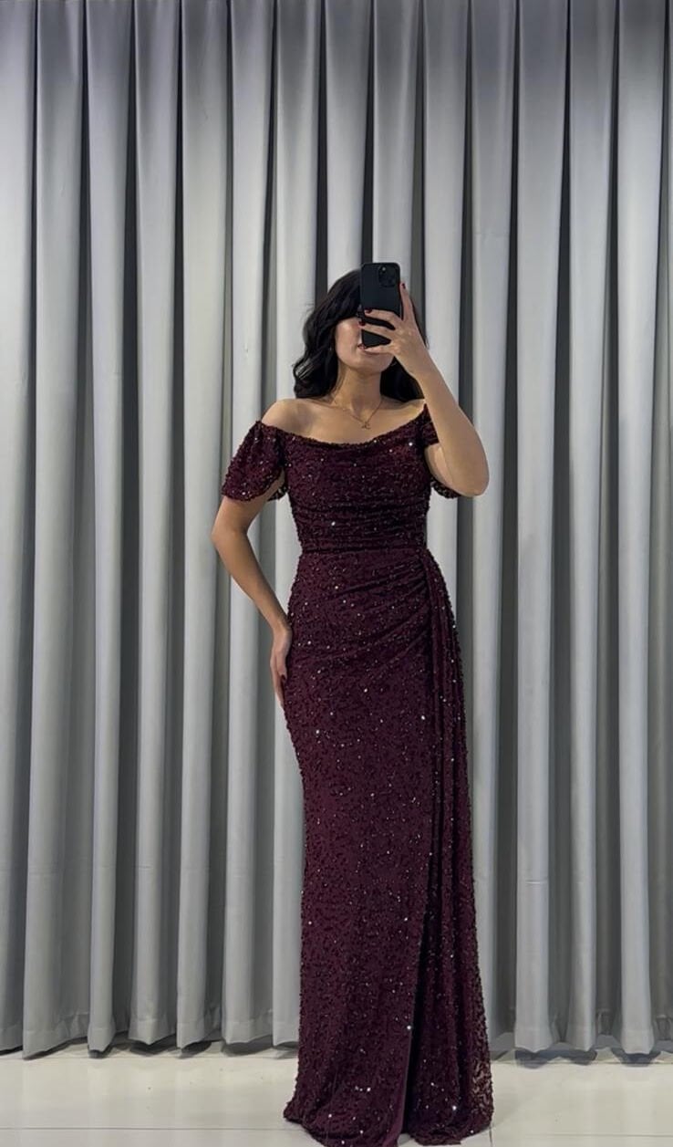 üm vücudu saran, vücut hatlarını belirginleştiren drapeli (büzgülü) bir yapısı vardır. Üzerinde yoğun işleme ve parıltılı payet Bordo  Abiye 50