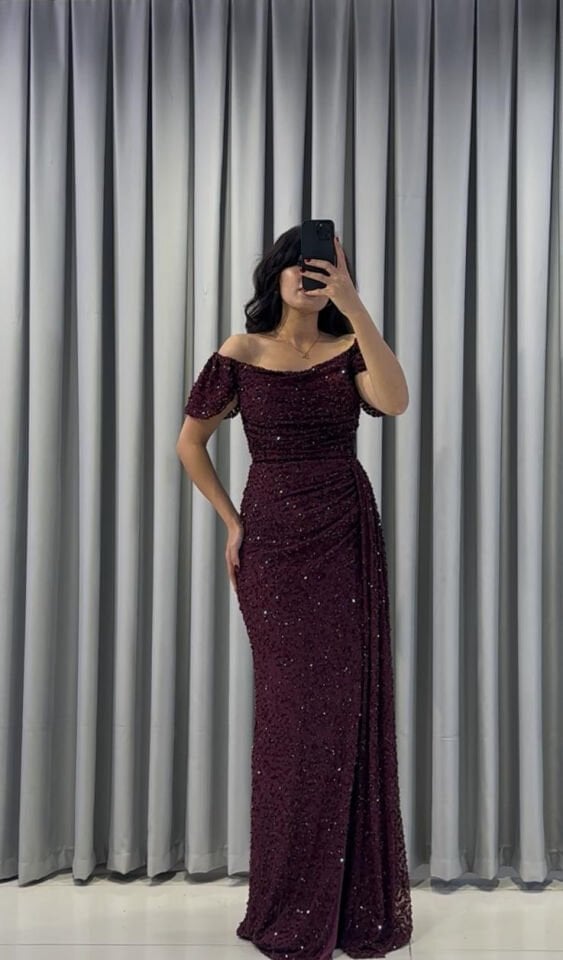 üm vücudu saran, vücut hatlarını belirginleştiren drapeli (büzgülü) bir yapısı vardır. Üzerinde yoğun işleme ve parıltılı payet Bordo  Abiye 50