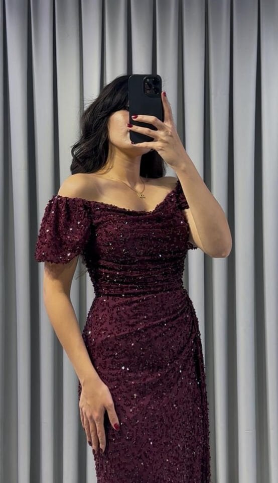 üm vücudu saran, vücut hatlarını belirginleştiren drapeli (büzgülü) bir yapısı vardır. Üzerinde yoğun işleme ve parıltılı payet Bordo  Abiye 50