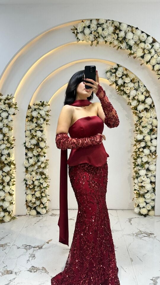 Saten dokulu, straplez kesim Vücudu saran ve aşağıya doğru hafifçe genişleyen balık model, tamamen payet işlemeli parıltılı Bordo Abiye 42