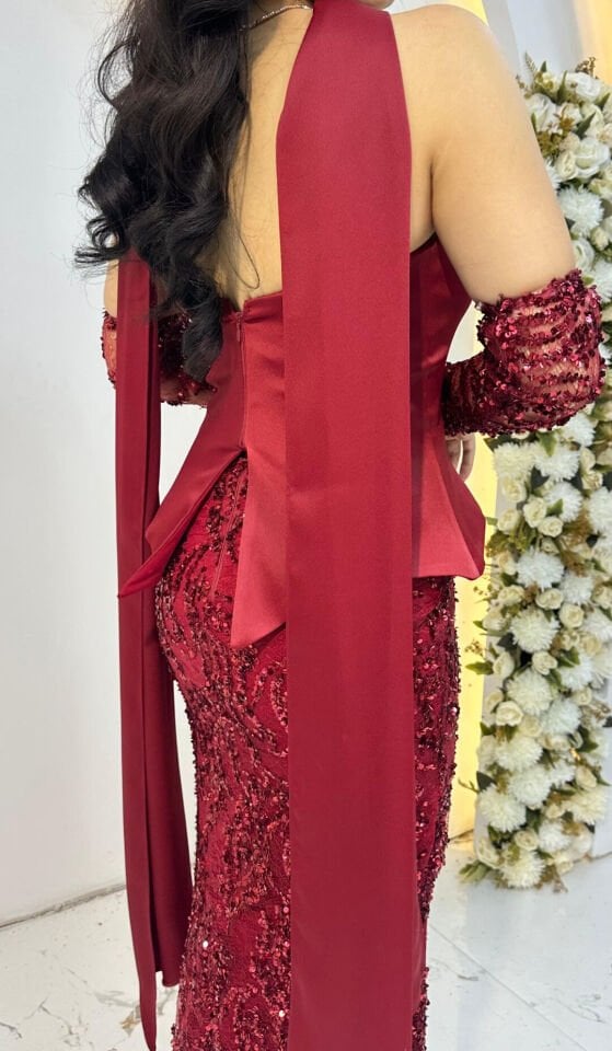 Saten dokulu, straplez kesim Vücudu saran ve aşağıya doğru hafifçe genişleyen balık model, tamamen payet işlemeli parıltılı Bordo Abiye 42