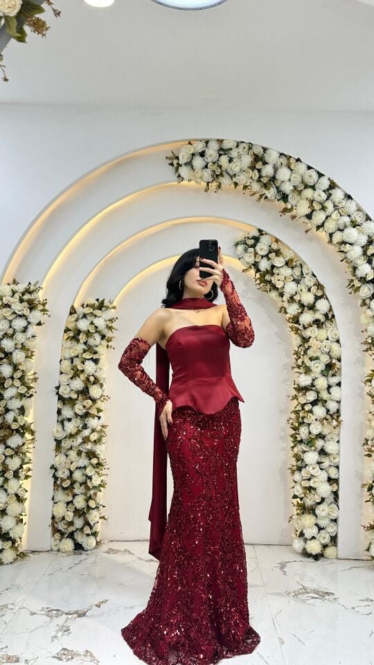 Saten dokulu, straplez kesim Vücudu saran ve aşağıya doğru hafifçe genişleyen balık model, tamamen payet işlemeli parıltılı Bordo Abiye 42