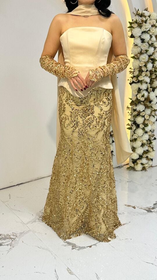 Saten dokulu, straplez kesim Vücudu saran ve aşağıya doğru hafifçe genişleyen balık model, tamamen payet işlemeli parıltılı Sarı Abiye 42