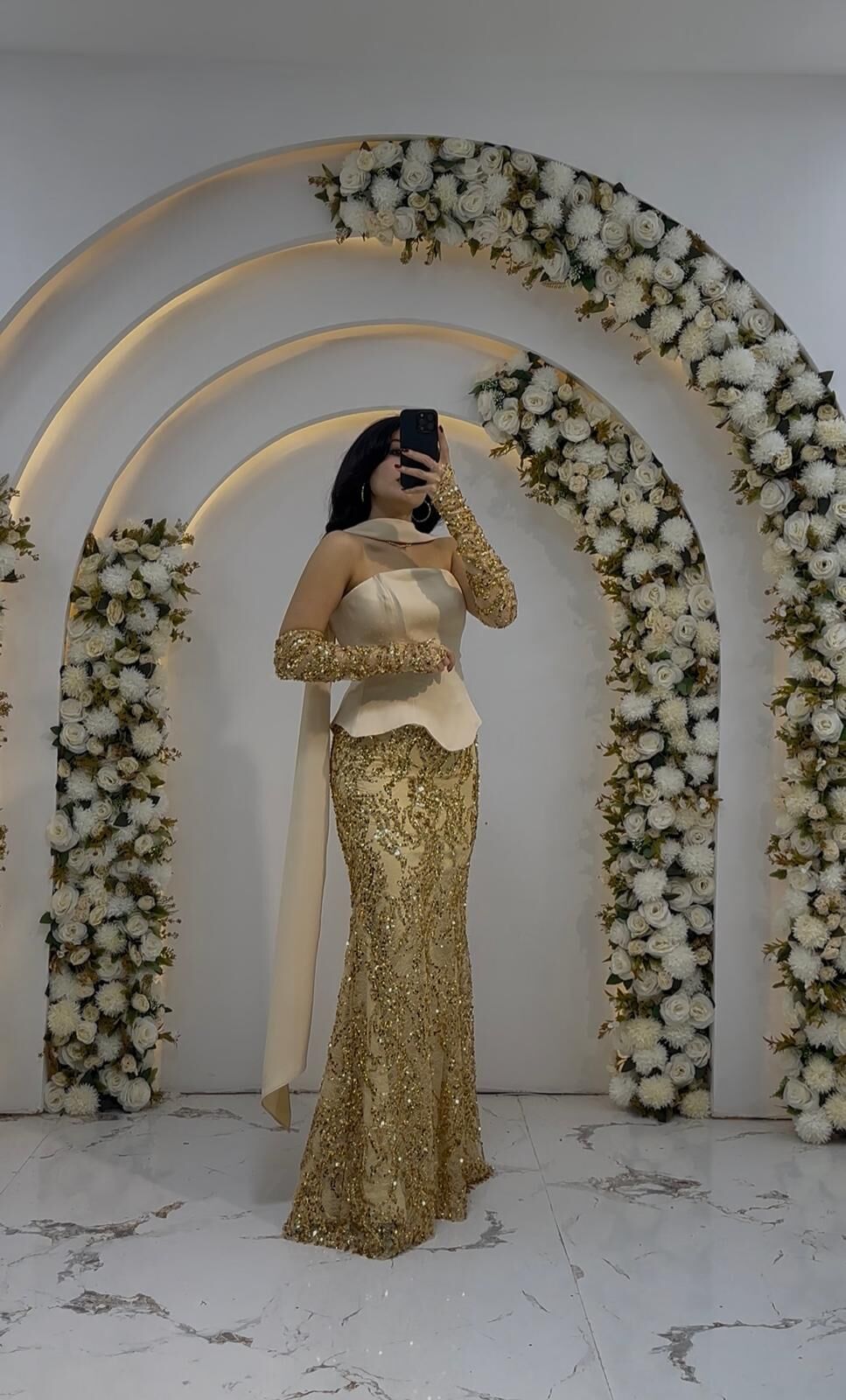 Saten dokulu, straplez kesim Vücudu saran ve aşağıya doğru hafifçe genişleyen balık model, tamamen payet işlemeli parıltılı Sarı Abiye 42